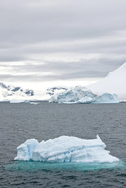 Antártica - Paisagem com Iceberg — Fotografia de Stock