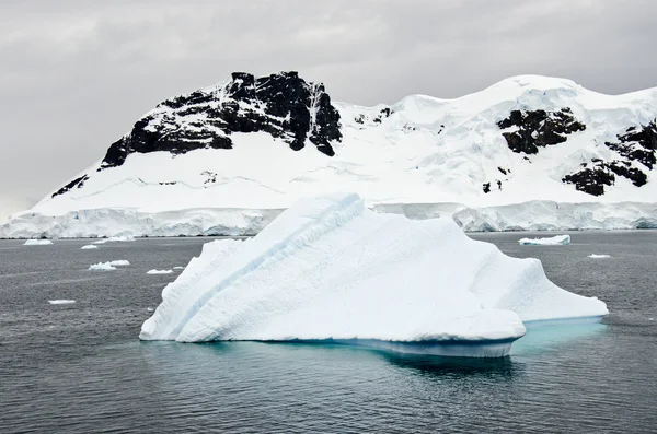 Antarktis - Eisberg und Landschaft — Stockfoto