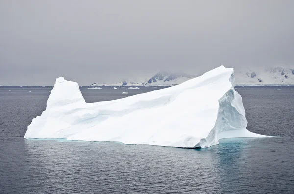 Antarctique - iceberg non tabulaire — Photo