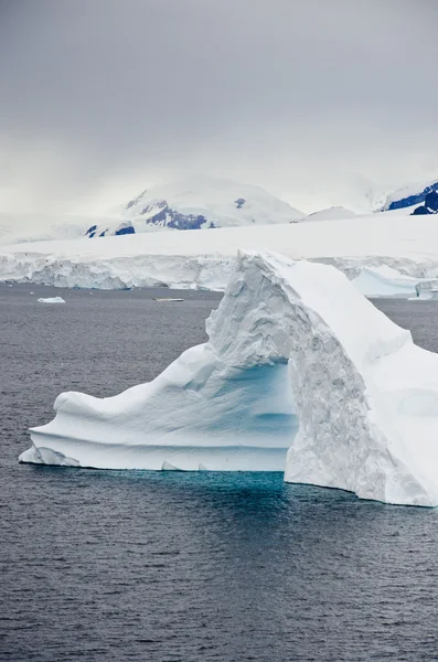 Antarctique - iceberg non tabulaire - iceberg en forme de pinacle — Photo