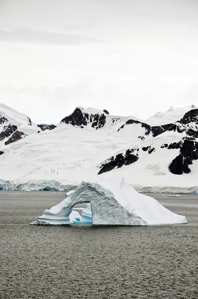 Antártica Pinnacle Shaped Iceberg — Fotografia de Stock