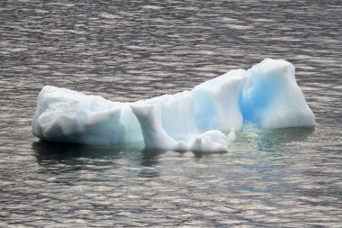 Antarktika - sekmeli buzdağı