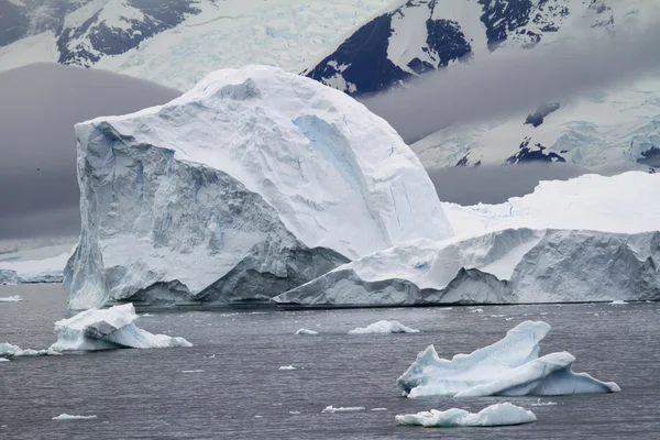 Antártica - Iceberg não-tabular — Fotografia de Stock