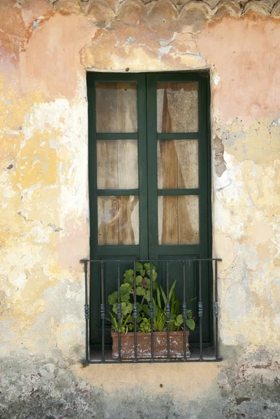 Typisches Kolonialfenster — Stockfoto