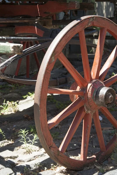 Винтаж - Wooden Wagon Wheel — стоковое фото