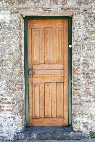 Neue Tür und eine mittelalterliche Mauer — Stockfoto