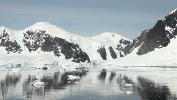 Línea costera de la Antártida - Calentamiento global - Formaciones de hielo — Vídeos de Stock