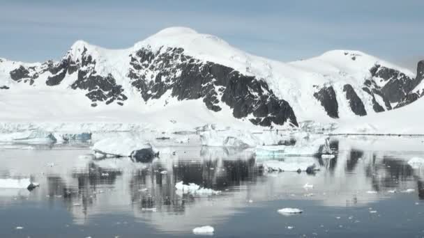 Línea costera de la Antártida - Calentamiento global - Formaciones de hielo — Vídeos de Stock