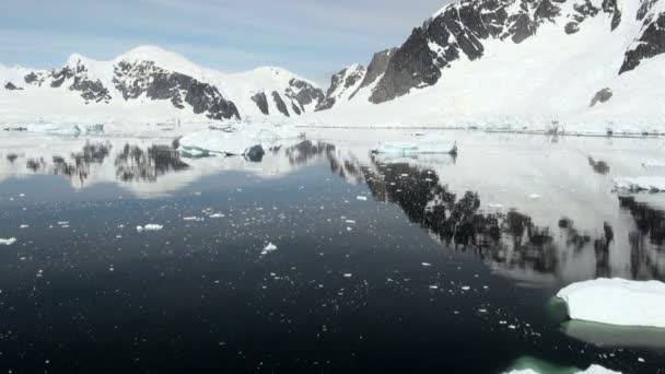 Línea costera de la Antártida - Calentamiento global - Formaciones de hielo — Vídeos de Stock