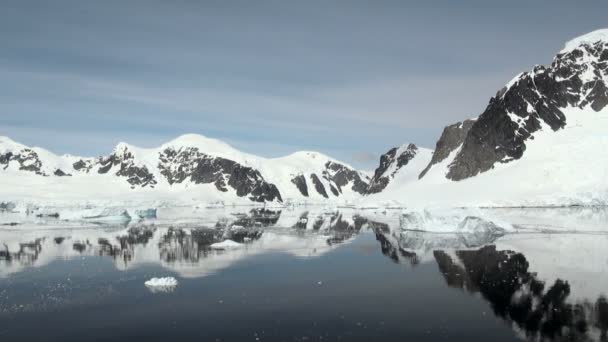 Linea costiera dell'Antartide - riscaldamento globale - formazioni di ghiaccio — Video Stock