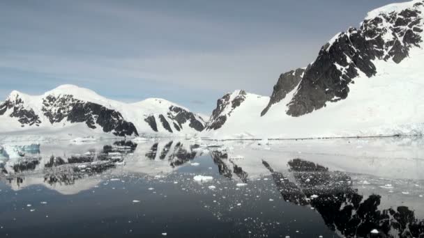 Coastline of Antarctica - Global Warming - Ice Formations — Stock Video