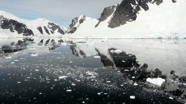 Pobřeží Antarktidy - globální oteplování - ledové útvary — Stock video