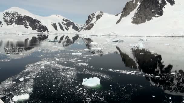 Côtes de l'Antarctique - Réchauffement climatique - Formations glaciaires — Video