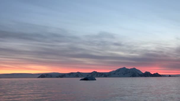 Atardecer y amanecer en la Antártida - Península Antártica - Archipiélago Palmer — Vídeo de stock