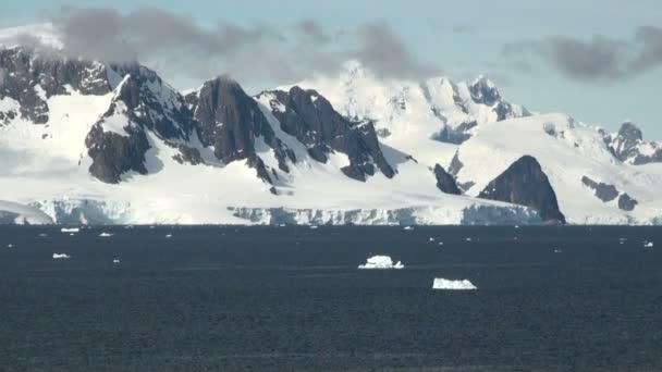 Línea costera de la Antártida - Calentamiento global - Formaciones de hielo — Vídeos de Stock