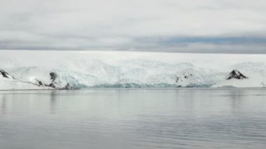 King George Adası - Buz Oluşumları ile Antarktika Kıyı Şeridi