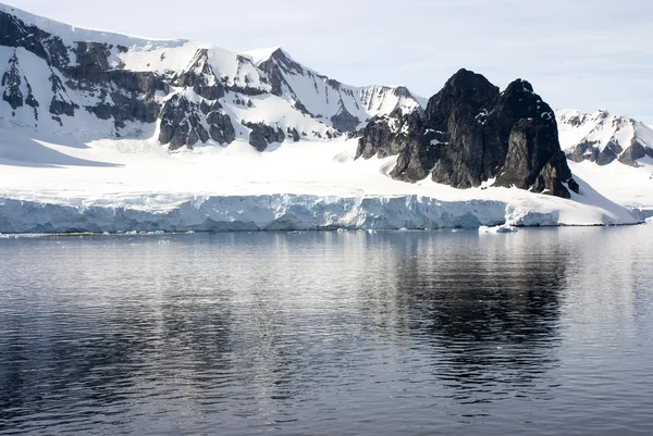 Linea costiera dell'Antartide - riscaldamento globale - formazioni di ghiaccio — Foto Stock