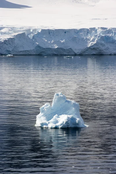 Línea costera de la Antártida - Calentamiento global - Formaciones de hielo —  Fotos de Stock