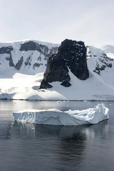 Línea costera de la Antártida - Calentamiento global - Formaciones de hielo — Foto de Stock