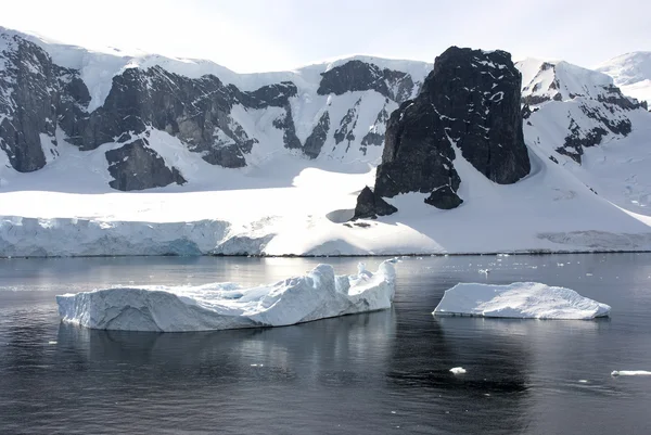 Wybrzeża Antarktydy - globalne ocieplenie - lód formacji — Zdjęcie stockowe