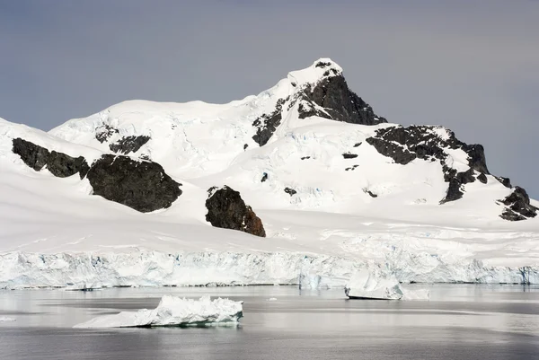 Kusten i Antarktis - globala uppvärmningen - isformationer — Stockfoto