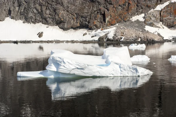Línea costera de la Antártida - Calentamiento global - Formaciones de hielo —  Fotos de Stock