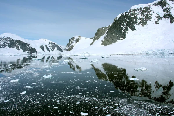 Wybrzeża Antarktydy - globalne ocieplenie - lód formacji — Zdjęcie stockowe