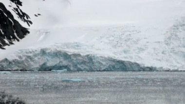 King George Adası - Buz Oluşumları ile Antarktika Kıyı Şeridi