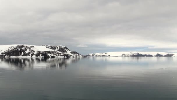 King George Island - Küste der Antarktis mit Eisformationen — Stockvideo