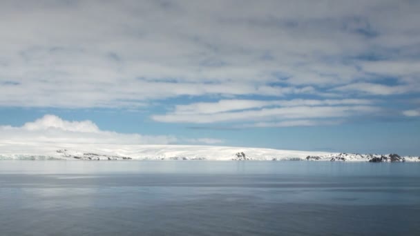 Kusten i Antarktis - globala uppvärmningen - isformationer — Stockvideo