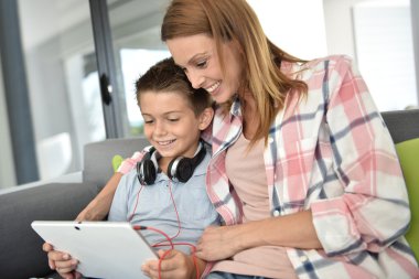 Anne genç çocukla tablet kullanma