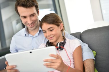 Baba ve kızı tablet kullanma