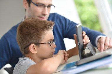 Dijital tablet ile oynayan çocuk