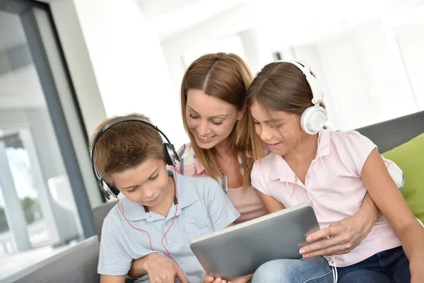 Moeder met kinderen spelen — Stockfoto