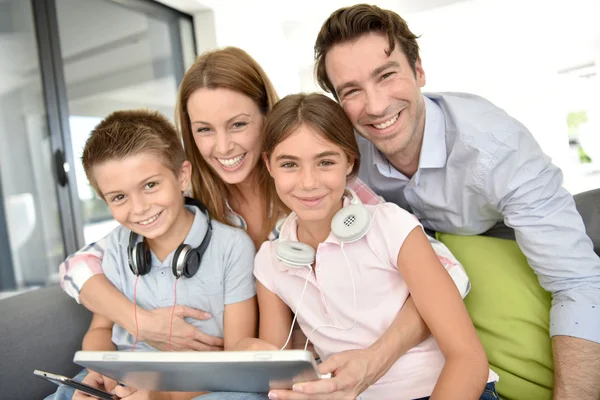 Família brincando com tablet — Fotografia de Stock
