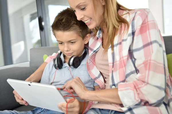 Mãe com o menino usando tablet — Fotografia de Stock