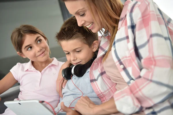 Madre con bambini che giocano — Foto Stock