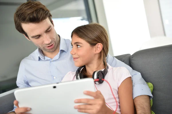 Vader en dochter met behulp van Tablet PC — Stockfoto