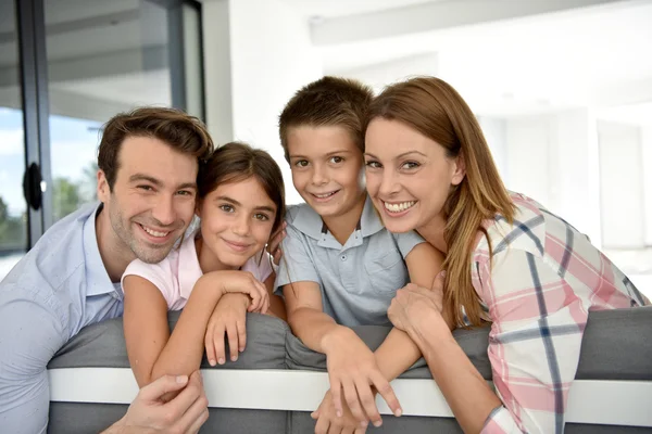 Zittend op de Bank en gelukkige familie — Stockfoto