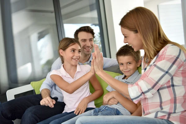 Padres divirtiéndose con niños — Foto de Stock