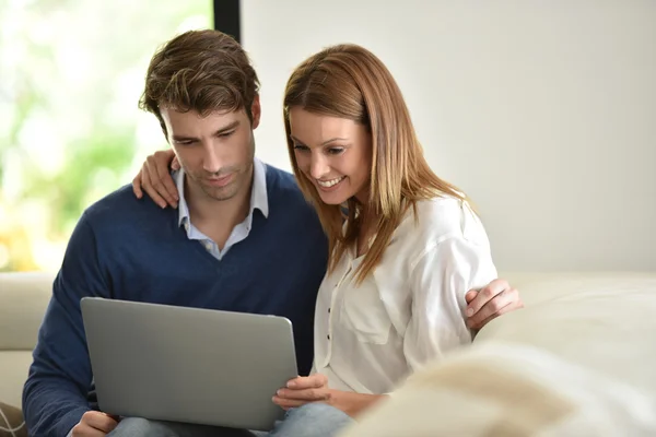 Casal usando computador portátil — Fotografia de Stock