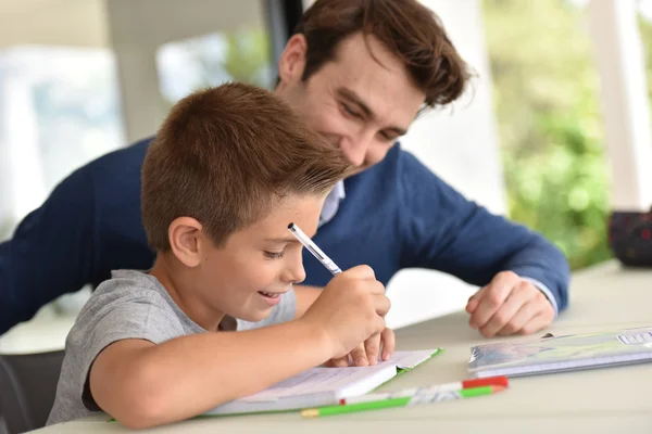 Man helping son — Stock Photo, Image