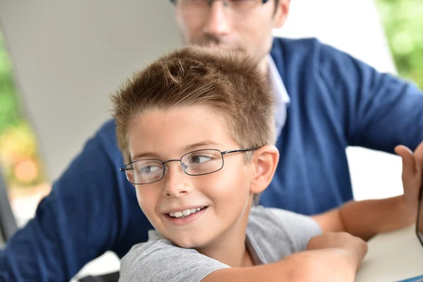 Pojke leker med digital tablet — Stockfoto