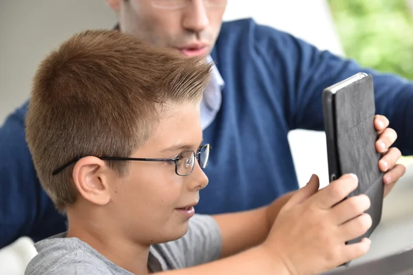 Jongen spelen met digitale tablet — Stockfoto