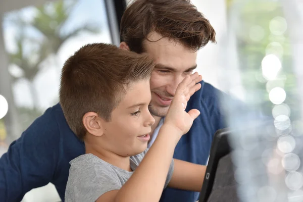 Garçon jouer avec tablette numérique — Photo