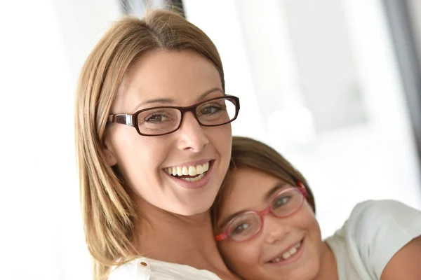 Madre e hija con anteojos — Foto de Stock