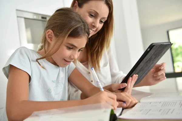 Vrouw met meisje huiswerk — Stockfoto