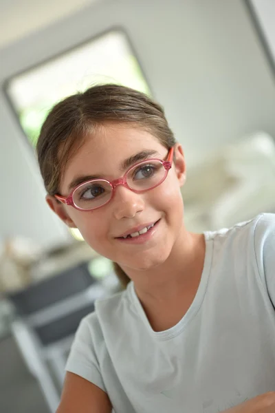 Chica con gafas graduadas — Foto de Stock