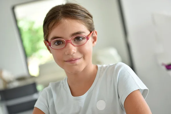 Flickan bär glasögon — Stockfoto