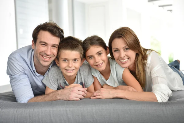 Familia feliz de cuatro sonriendo —  Fotos de Stock